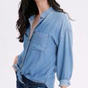 AEO Chambray Button Down Shirt‎
